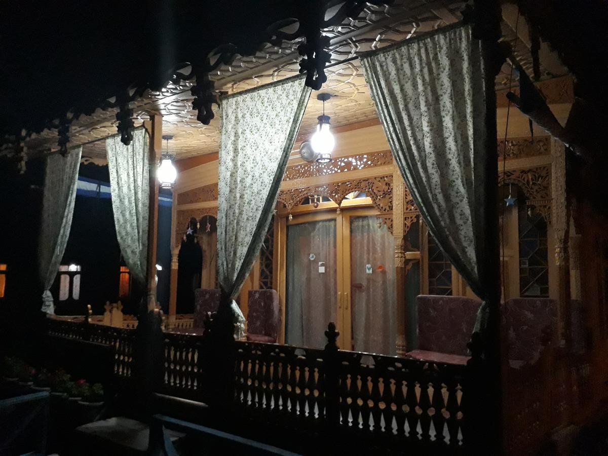 Heritage Geneva House Boat Сринагар Экстерьер фото